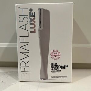 DERMAFLASH LUXE+ Advanced Sonic Dermaplaning + Peach Fuzz Removal